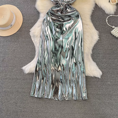 Mittellanges, metallisch glänzendes A-Linien-Hosenträgerkleid