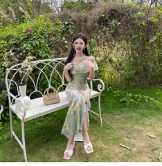 Schulterfreies Kleid für Damen mit Rüschen und unregelmäßigem Rock