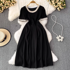 Retro kurzärmliges Rundhals-A-Linien-Kleid in mittlerer Länge