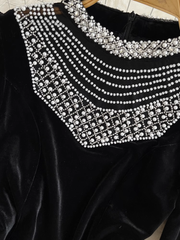 Langärmliges Rüschenkleid aus Samt mit Stehkragen und Perlenbesatz