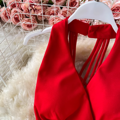 Vestido de vacaciones playeras con escote halter y escote en V