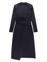 Modisches, schlankmachendes Kleid mit tiefem V-Ausschnitt und hohem Schlitz in Schwarz mit gepolsterten Schultern