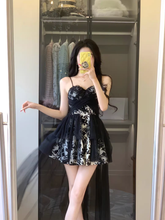 Kurzes Kleid mit Hosenträgern und unregelmäßigem Netzstich-Design