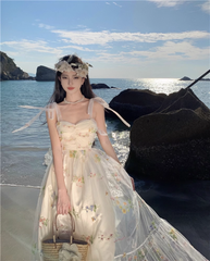 Kleid aus Netzstoff mit Blumenstickereien