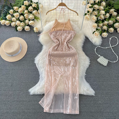 Glänzendes, figurbetontes Kleid mit Neckholder-Ausschnitt und Pailletten