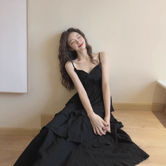 Sommerliches schwarzes Strapskleid mit V-Ausschnitt