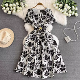 Bedrucktes Retro-Kleid mit Rundhalsausschnitt und kurzen Ärmeln