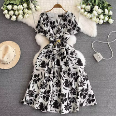 Bedrucktes Retro-Kleid mit Rundhalsausschnitt und kurzen Ärmeln