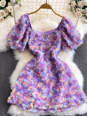 Kleid mit eckigem Ausschnitt und kurzen Puffärmeln