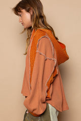 Sudadera térmica con capucha y costuras expuestas con media cremallera en contraste