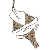 El conjunto de bikini de dos piezas detallado