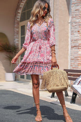 Vestido bohemio con escote en V y ribete de volantes
