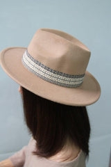 Fedora-Hut mit Stickerei im Boho-Stil