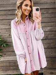 Vestido mini con cuello abotonado y hombros caídos