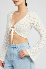 Gehäkeltes Oberteil mit Glockenärmeln und O-Ring vorn