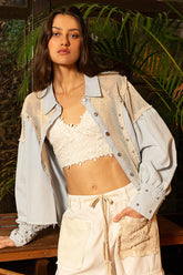 Gehäkeltes Hemd mit kontrastierender Knopfleiste und Sternnieten