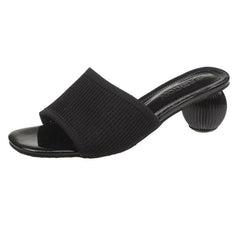 Mules con diseño de gatitos en tejido de punto en tonos pastel oscuro