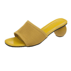 Mules con diseño de gatitos en tejido de punto en tonos pastel oscuro