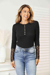 Blusa con botones y dobladillo de encaje de crochet de Double Take