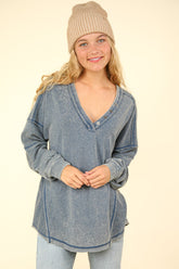 VERY J – Verwaschenes Stricktop mit V-Ausschnitt und sichtbaren Nähten