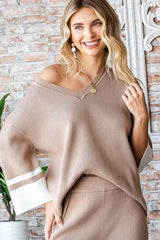 First Love – Geripptes Strickoberteil mit V-Ausschnitt und Kontrast