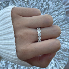 Anillo de bodas con diamantes en forma de corazón creado en laboratorio