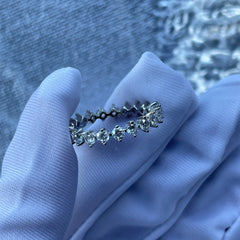 Anillo de diamantes pavimentados redondos