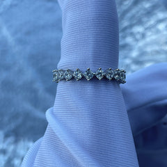 Anillo de diamantes pavimentados redondos