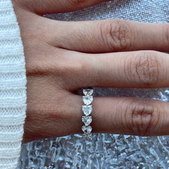 Anillo de bodas con diamantes en forma de corazón creado en laboratorio