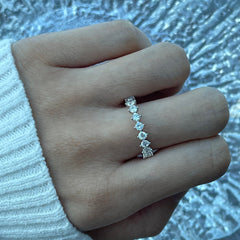 Anillo de diamantes pavimentados redondos