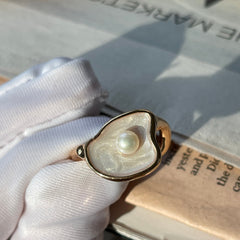 Anillo abierto de oro macizo con madreperla