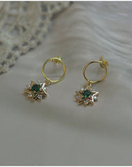 Pendientes de estrella dorada de color verde esmeralda hechos a mano