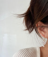 Delicados pendientes colgantes con forma de cruz de cristal y diamantes