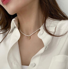 Collar con colgante de frijol dorado con cuentas de perla natural