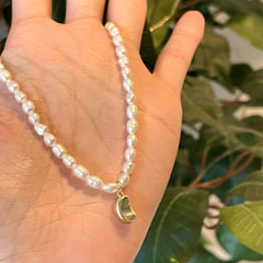 Collar con colgante de frijol dorado con cuentas de perla natural