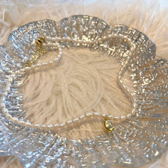 Collar con colgante de frijol dorado con cuentas de perla natural