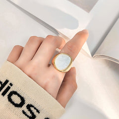 Anillo con sello llamativo de madreperla blanca