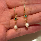 Pendientes colgantes de encaje dorado con perla verde esmeralda