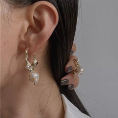 Pendientes de aro dorados con perlas barrocas