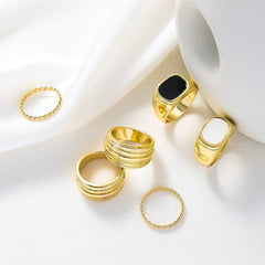 Schickes, klobiges, goldenes Ringset mit Rankenmuster