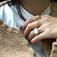 Schickes, klobiges, goldenes Ringset mit Rankenmuster