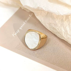 Anillo con sello llamativo de madreperla blanca