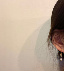 Pendientes colgantes de encaje dorado con perla verde esmeralda