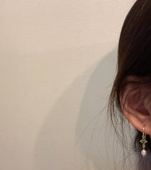 Pendientes colgantes de encaje dorado con perla verde esmeralda