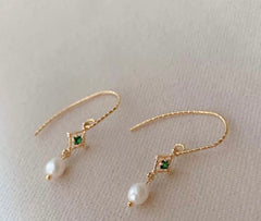 Pendientes colgantes de encaje dorado con perla verde esmeralda