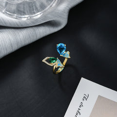 Anillo de encaje dorado con mariposa voladora