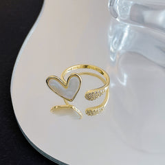 Anillo de cóctel con corazón de oro y madreperla