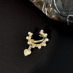 Puño de oreja con perla colgante de oro