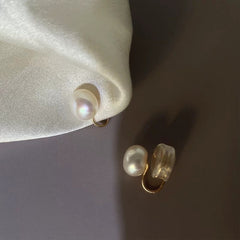 Pendientes delicados de perlas naturales sin perforaciones