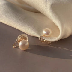 Pendientes delicados de perlas naturales sin perforaciones